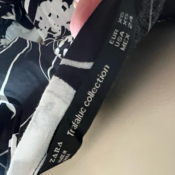 Zara Monochrome Floral Camisole – Size XS - Picture 7 of 7